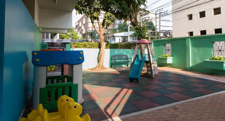 For rent 4 bedrooms condo in Watthana, Bangkok