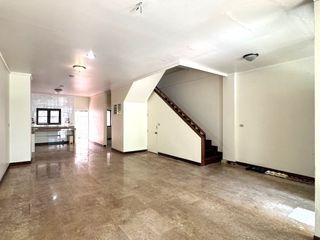 For sale 6 bedrooms retail Space in Watthana, Bangkok