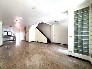 For sale 6 bedrooms retail Space in Watthana, Bangkok