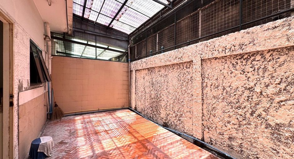 For sale 6 bedrooms retail Space in Watthana, Bangkok