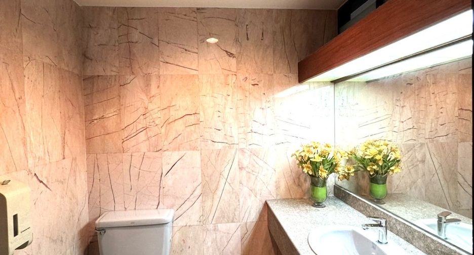 For sale 6 bedrooms retail Space in Watthana, Bangkok