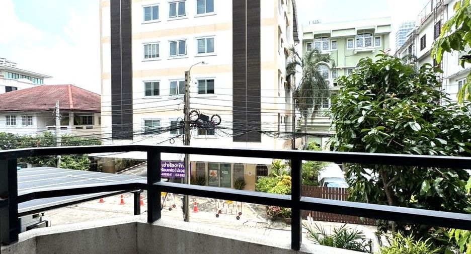 For sale 6 bedrooms retail Space in Watthana, Bangkok