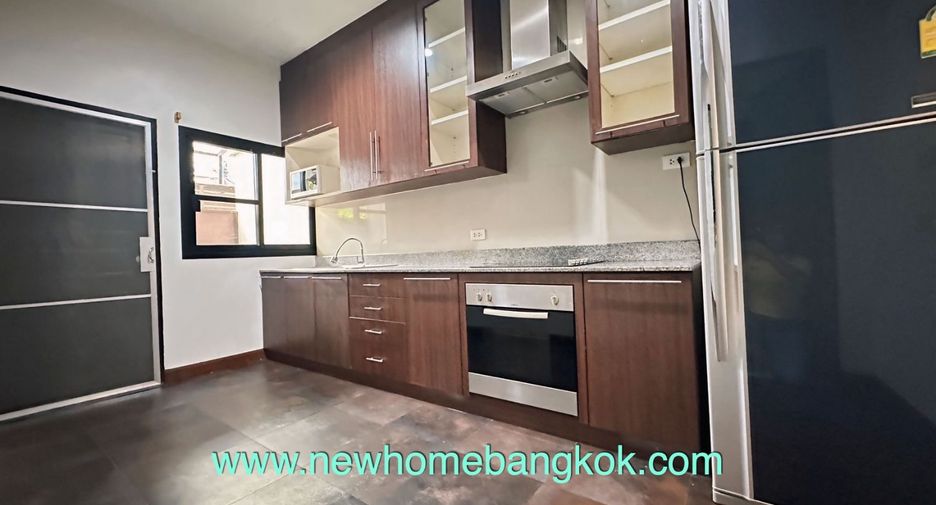 For rent 3 bedrooms apartment in Khlong Toei, Bangkok