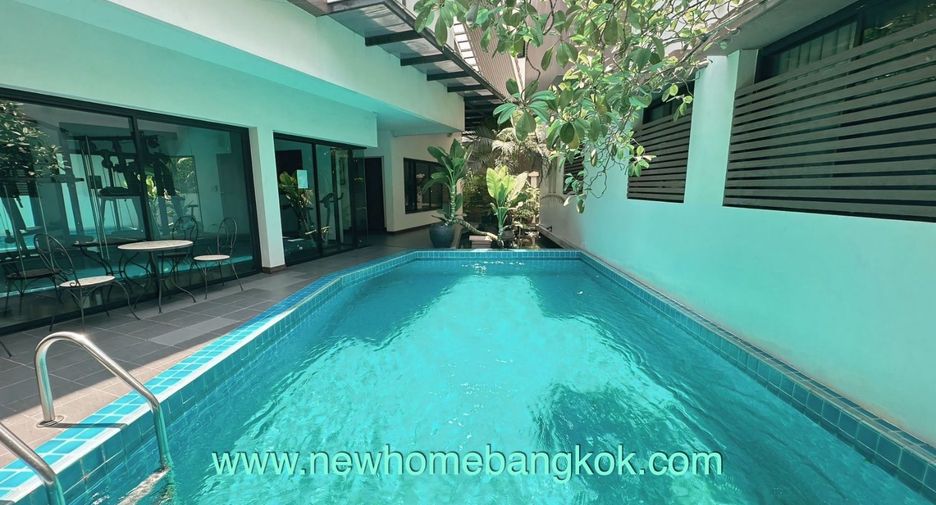 For rent 3 bedrooms apartment in Khlong Toei, Bangkok