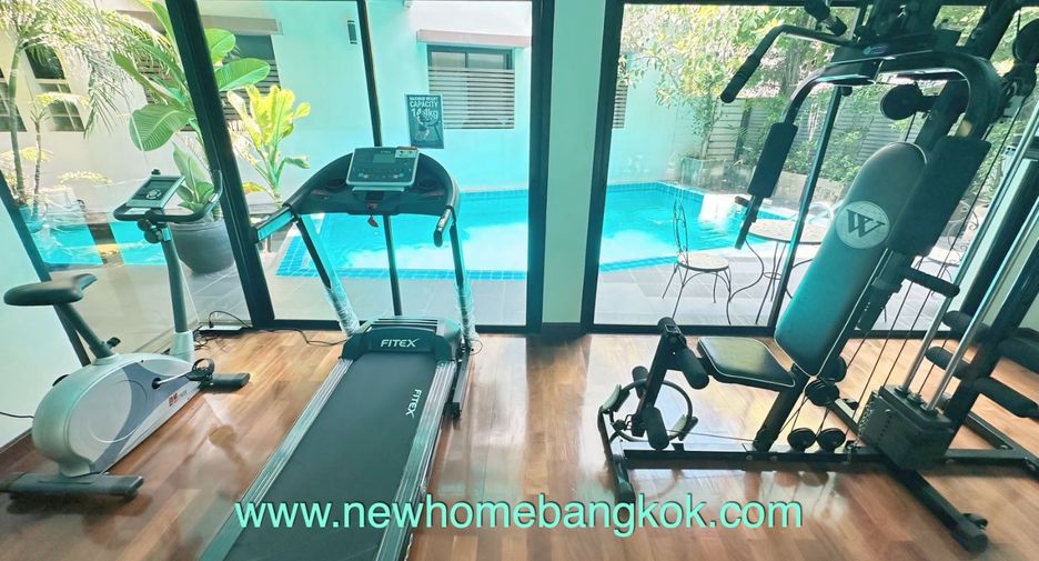 For rent 3 bedrooms apartment in Khlong Toei, Bangkok