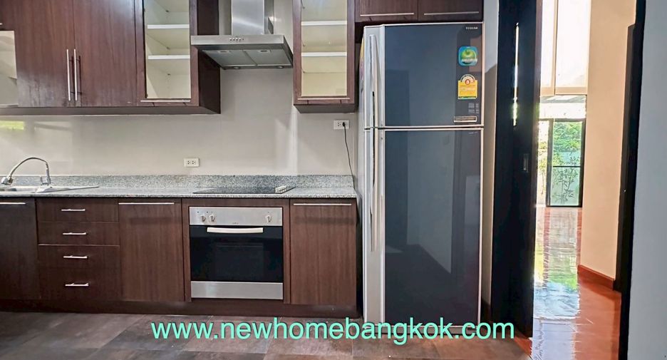 For rent 3 bedrooms apartment in Khlong Toei, Bangkok