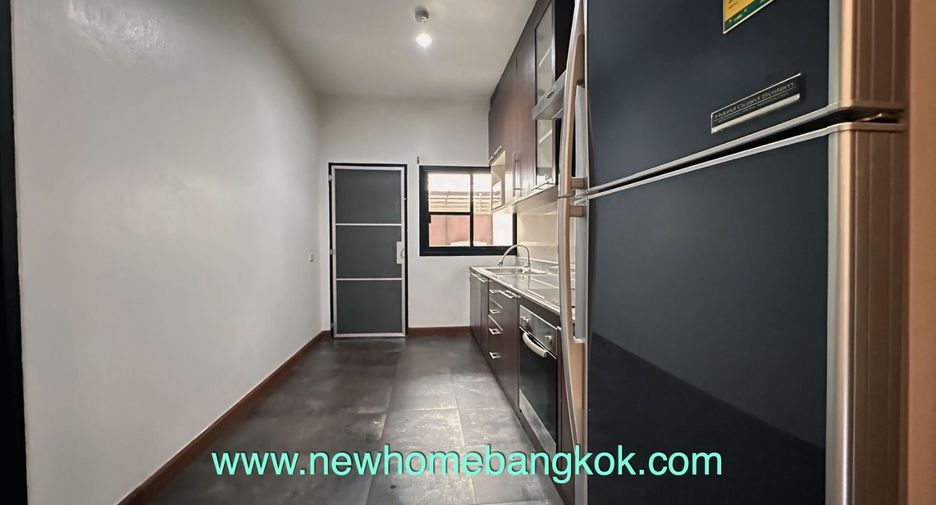 For rent 3 bedrooms apartment in Khlong Toei, Bangkok