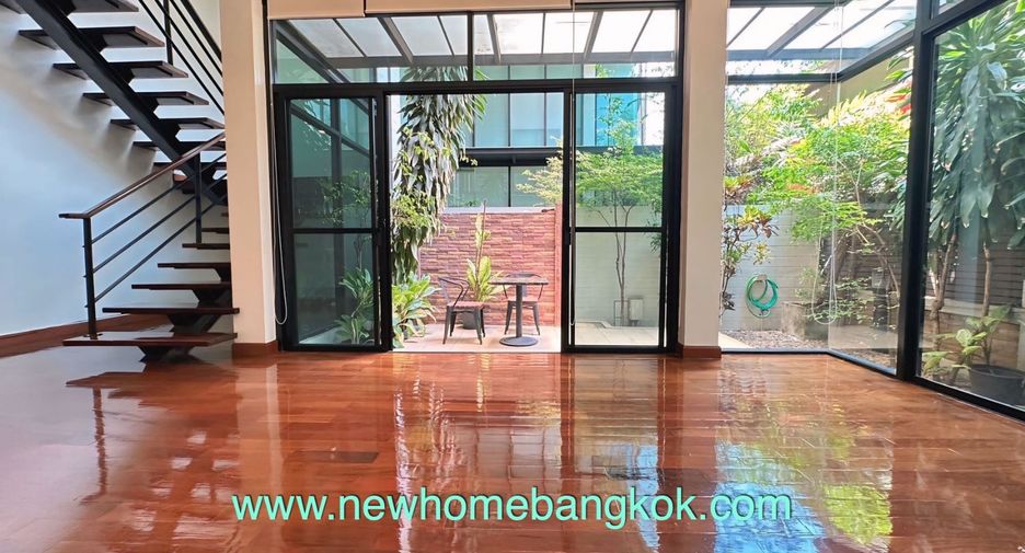 For rent 3 bedrooms apartment in Khlong Toei, Bangkok
