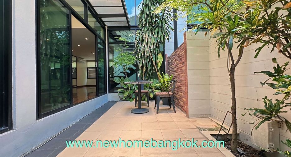 For rent 3 bedrooms apartment in Khlong Toei, Bangkok