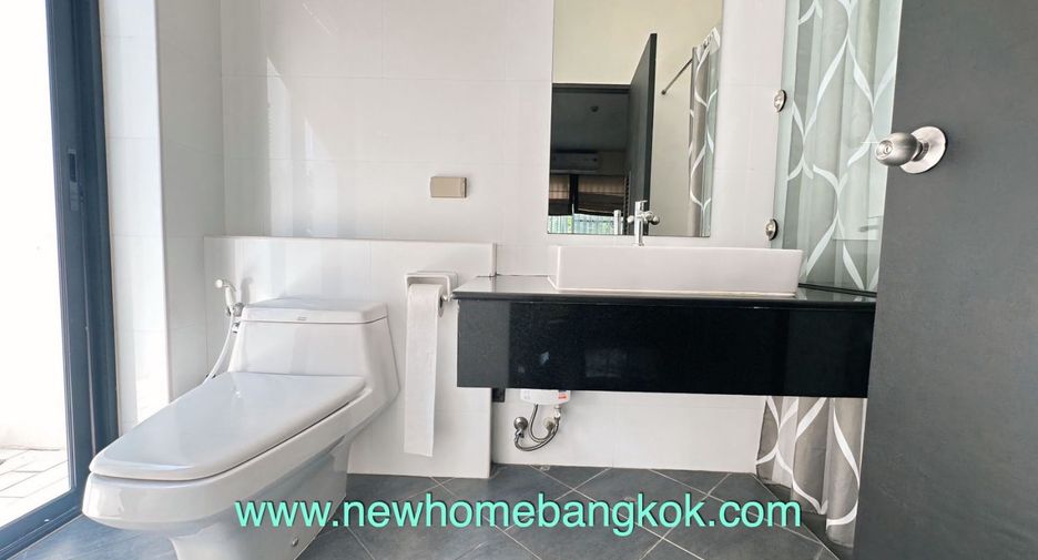 For rent 3 bedrooms apartment in Khlong Toei, Bangkok