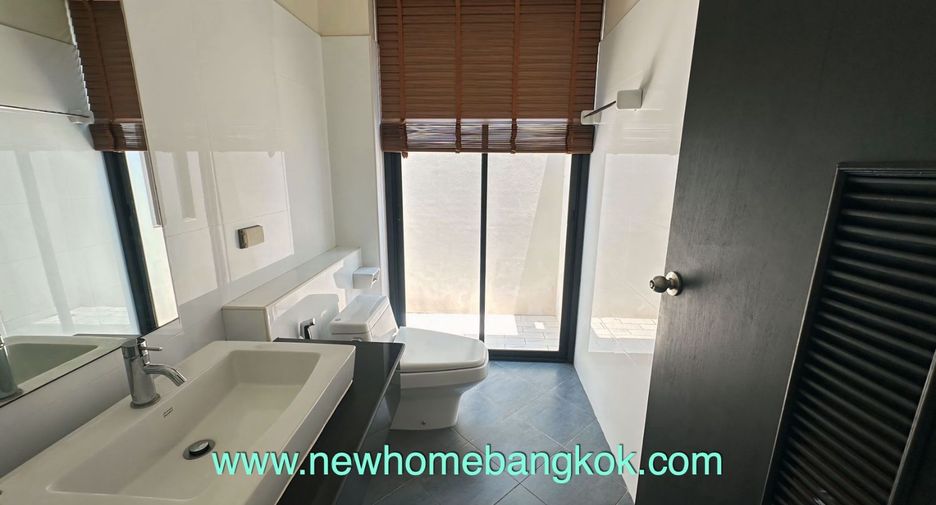 For rent 3 bedrooms apartment in Khlong Toei, Bangkok