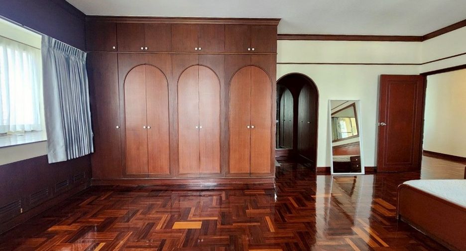 Condo en alquiler de 3 habitaciones en Khlong Toei, Bangkok