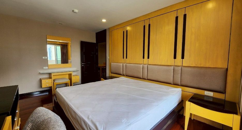 For rent 3 bedrooms condo in Watthana, Bangkok