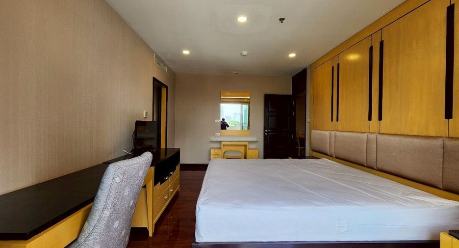 For rent 3 bedrooms condo in Watthana, Bangkok