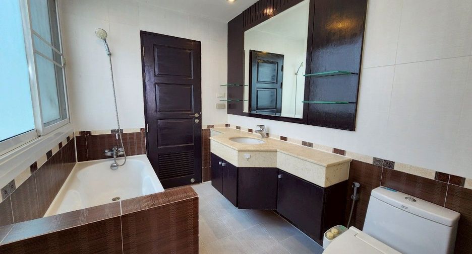 For rent 3 bedrooms condo in Watthana, Bangkok