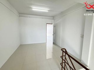 For sale 4 bed retail Space in Lam Luk Ka, Pathum Thani