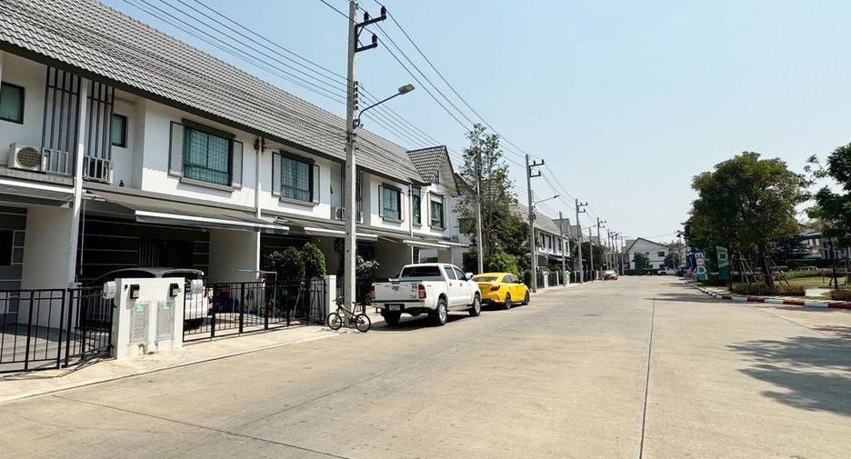 For sale 4 bedrooms townhouse in Mueang Pathum Thani, Pathum Thani