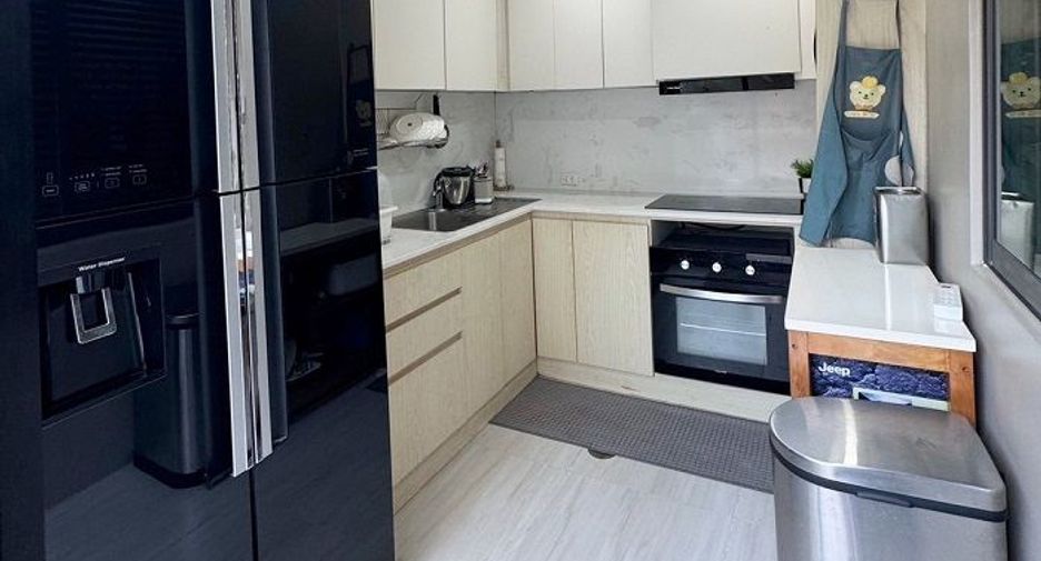 For sale 4 bedrooms townhouse in Mueang Pathum Thani, Pathum Thani