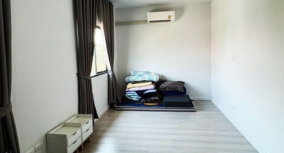 For sale 4 bedrooms townhouse in Mueang Pathum Thani, Pathum Thani