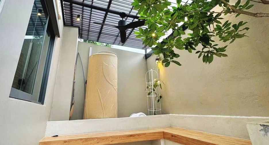 For sale 4 bedrooms townhouse in Mueang Pathum Thani, Pathum Thani