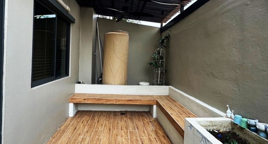 For sale 4 bedrooms townhouse in Mueang Pathum Thani, Pathum Thani