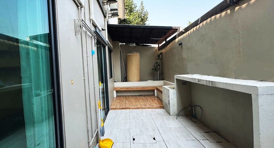 For sale 4 bedrooms townhouse in Mueang Pathum Thani, Pathum Thani