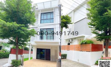 For sale 3 bedrooms townhouse in Suan Luang, Bangkok