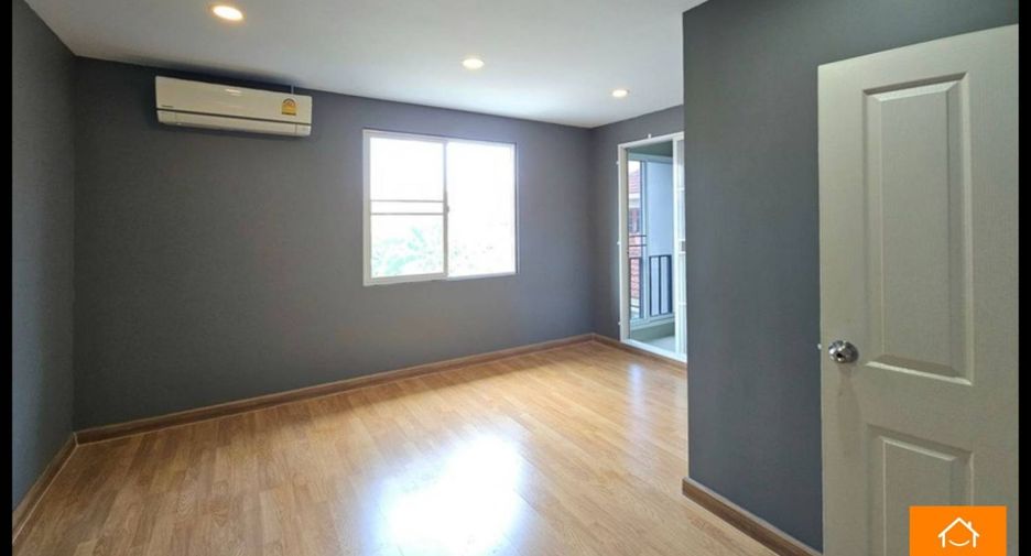 For sale 4 bedrooms townhouse in Khlong Sam Wa, Bangkok