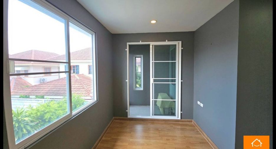 For sale 4 bedrooms townhouse in Khlong Sam Wa, Bangkok