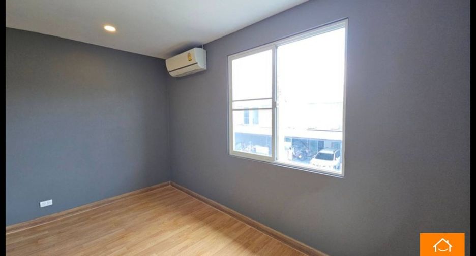 For sale 4 bedrooms townhouse in Khlong Sam Wa, Bangkok