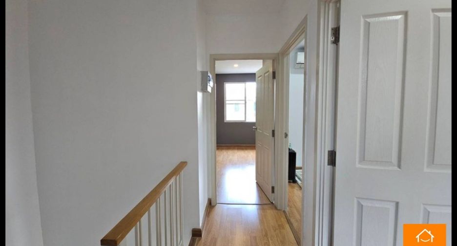 For sale 4 bedrooms townhouse in Khlong Sam Wa, Bangkok