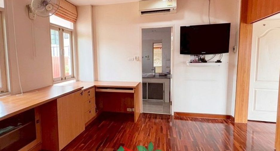 For sale 5 bedrooms house in Khan Na Yao, Bangkok