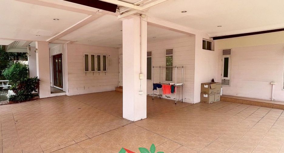 For sale 5 bedrooms house in Khan Na Yao, Bangkok