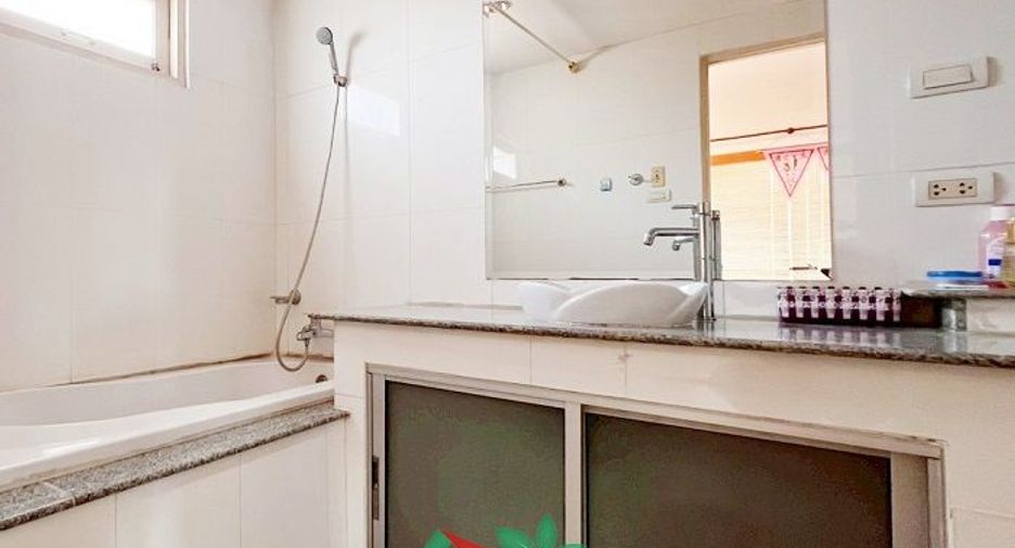 For sale 5 bedrooms house in Khan Na Yao, Bangkok
