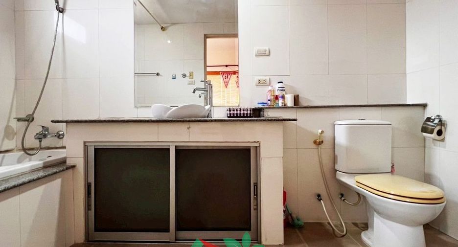 For sale 5 bedrooms house in Khan Na Yao, Bangkok