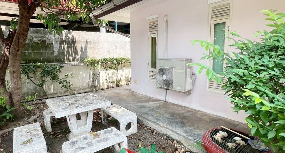 For sale 5 bedrooms house in Khan Na Yao, Bangkok