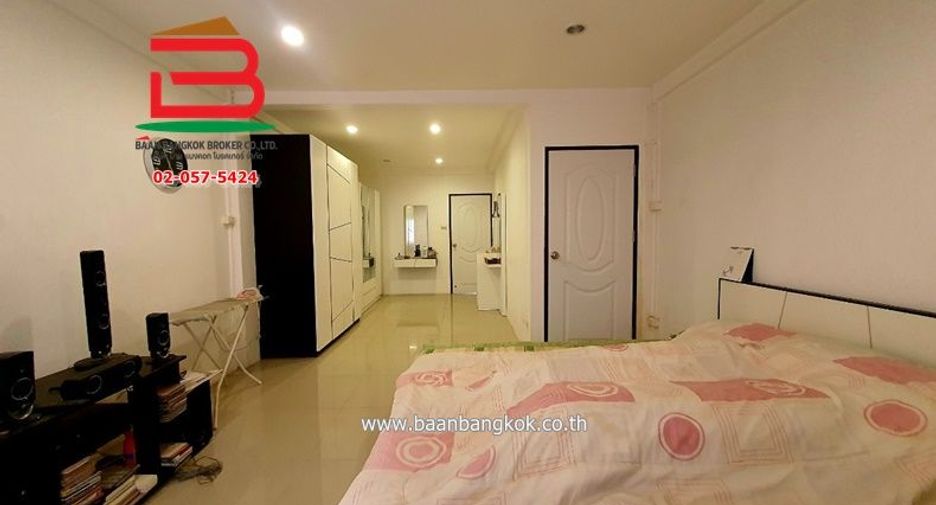 À vendre 1 chambre maison de ville à Sai Mai, Bangkok