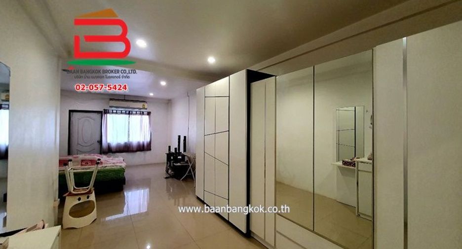 À vendre 1 chambre maison de ville à Sai Mai, Bangkok