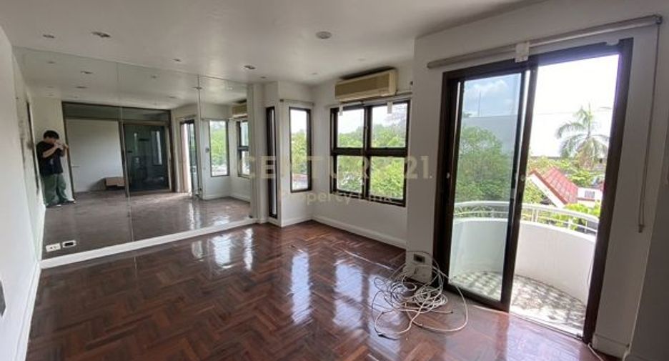 For sale 3 bedrooms townhouse in Din Daeng, Bangkok