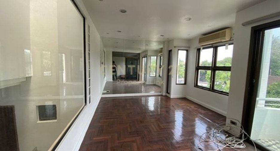 For sale 3 bedrooms townhouse in Din Daeng, Bangkok