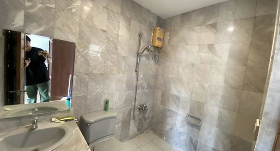 For sale 3 bedrooms townhouse in Din Daeng, Bangkok