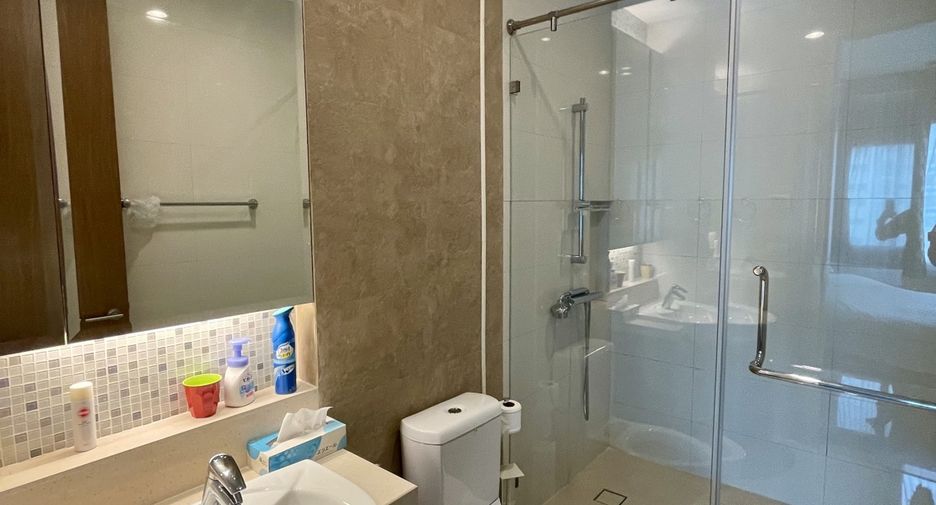 For sale 3 bedrooms condo in Khlong Toei, Bangkok