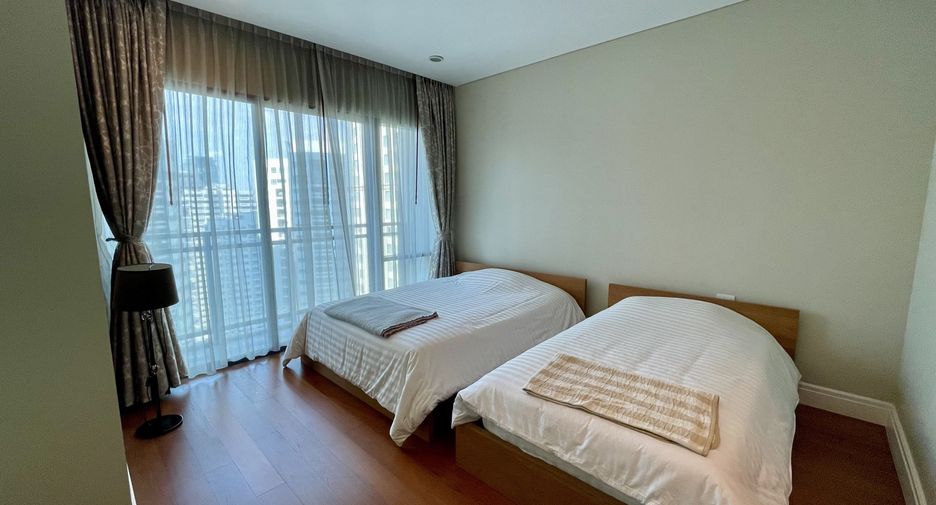For sale 3 bedrooms condo in Khlong Toei, Bangkok
