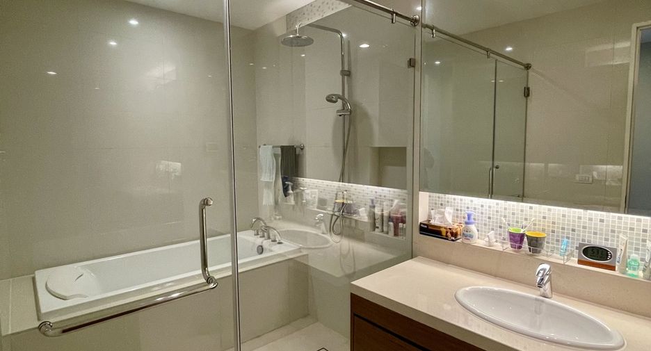 For sale 3 bedrooms condo in Khlong Toei, Bangkok