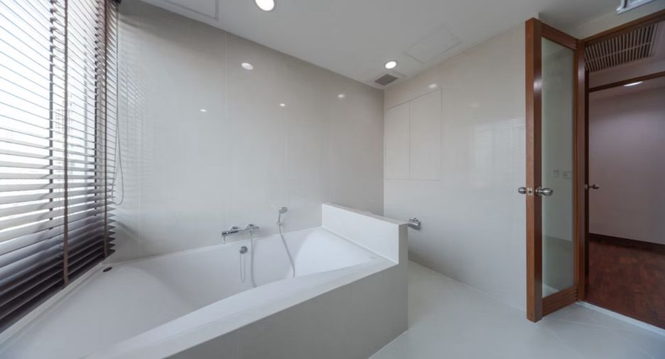 For rent 4 bedrooms condo in Khlong Toei, Bangkok