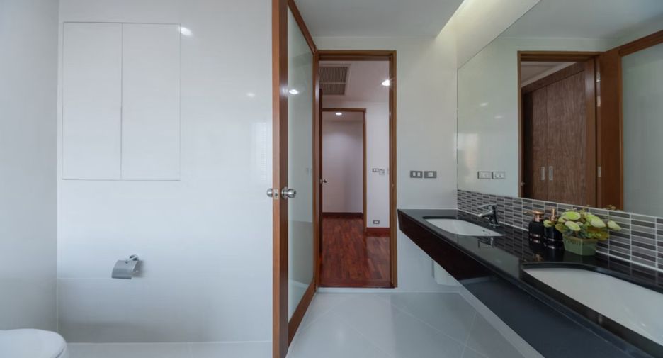 For rent 4 bedrooms condo in Khlong Toei, Bangkok