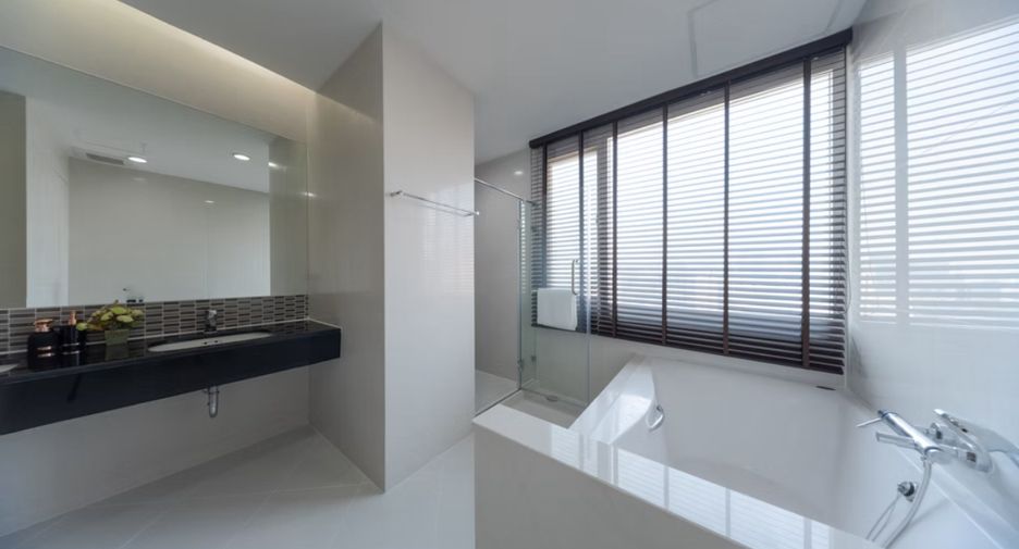 For rent 4 bedrooms condo in Khlong Toei, Bangkok