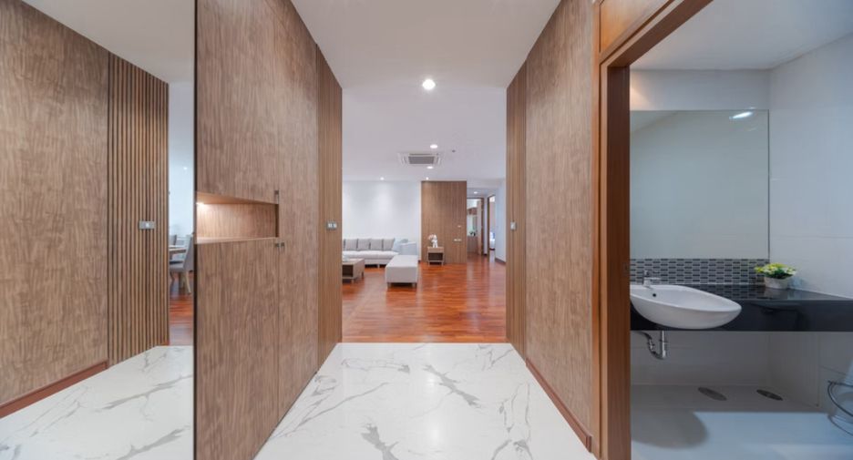 For rent 4 bedrooms condo in Khlong Toei, Bangkok