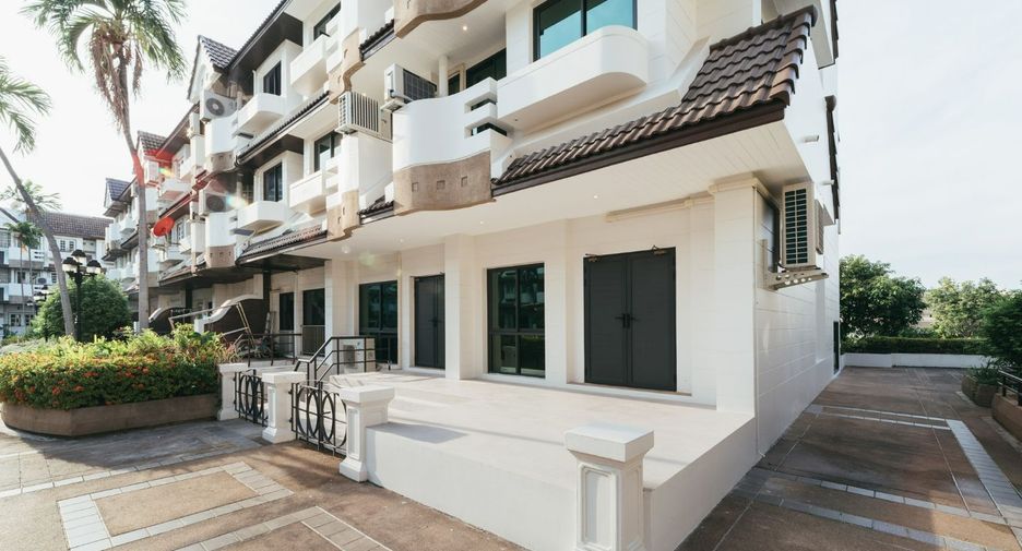Casa adosada en alquiler de 5 habitaciones en Khlong Toei, Bangkok