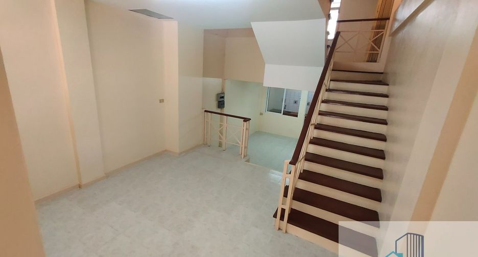 Casa adosada en venta de 3 habitaciones en Phra Khanong, Bangkok